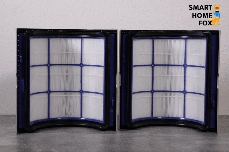 Die gerundeten HEPA-Filter Einheiten der Dyson Pure Cool Reihe der Luftreiniger stehen neben Einander